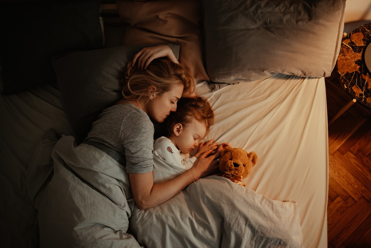 10 Things Co-Sleeping Parents Think in the Middle of the Night
