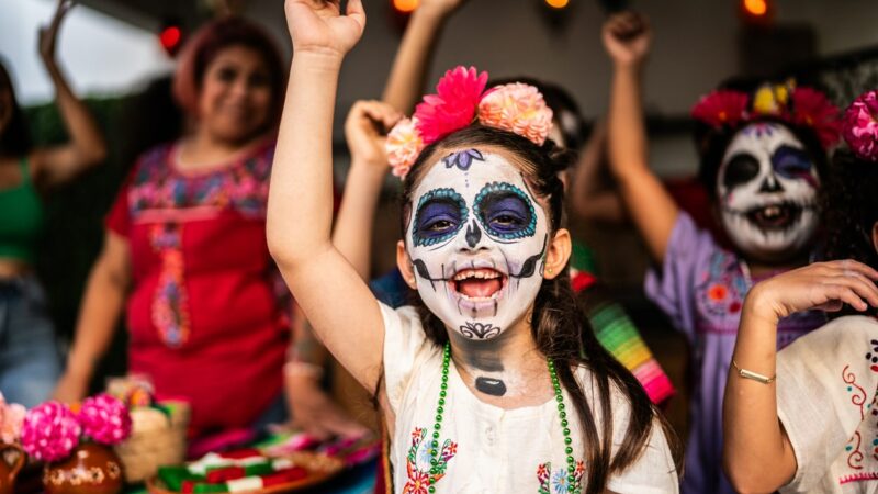 Día de los Muertos for Kids: Learning About Traditions