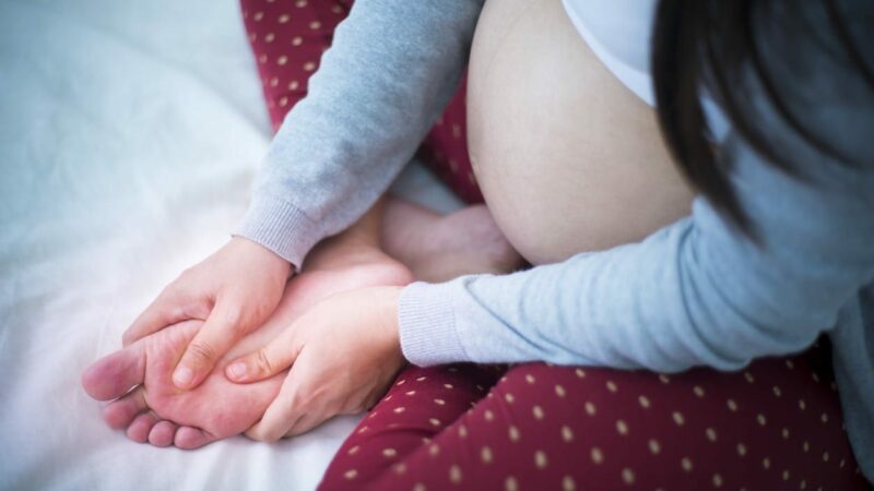 9 Ways To Reduce Swollen Feet During Pregnancy